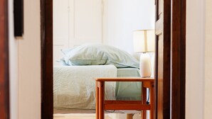 A bedroom with a bed, a bedside table, and a lamp. - Moulin St Jean - Nature in the heart of the village (Tourrettes-sur-Loup)