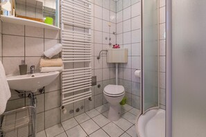 Shower, towels, soap, toilet paper - Studio apartment with sea view (Crikvenica)