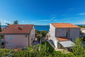 Ein Wohngebiet mit zwei Gebäuden, eines mit roten Ziegeln und das andere mit weißer Fassade.
