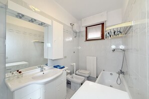 Doccia, bidet, asciugamani