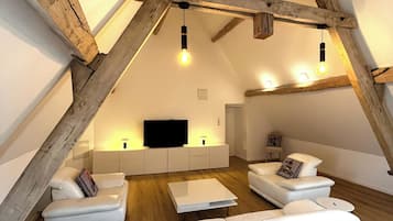 Deluxe Suite, Non Smoking, Garden View | Living area