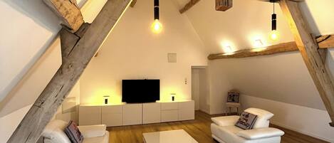 Deluxe Suite, Non Smoking, Garden View | Living area