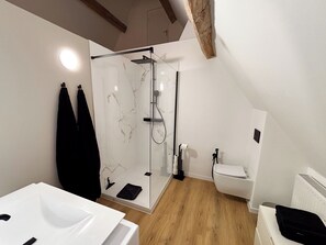 Deluxe suite, niet-roken, uitzicht op tuin | Badkamer