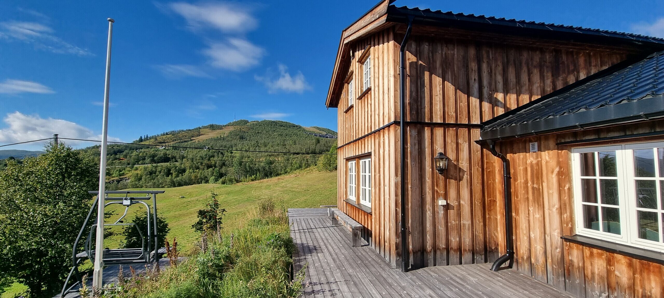 Cozy mountain retreat located near the ski lifts and trails with Geilotoppen in the background
