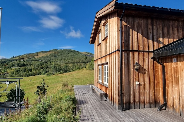 Cozy mountain retreat located near the ski lifts and trails with Geilotoppen in the background