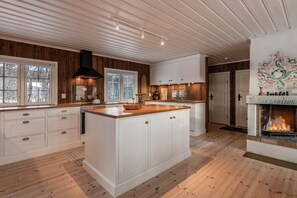 Fridge, microwave, oven, dishwasher - Spacious cabin with Sunny Location! (Hol)