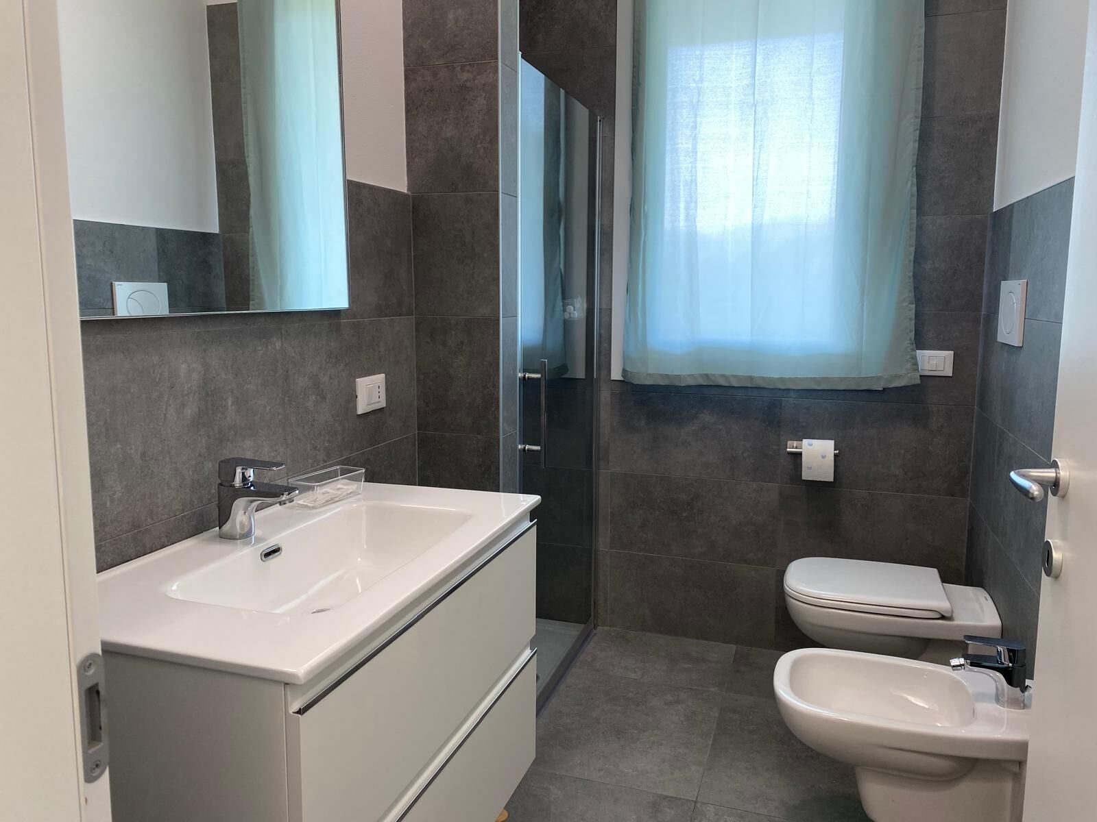Regadera, secadora de cabello, bidet, jabón 