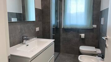 Regadera, secadora de cabello, bidet, jabón