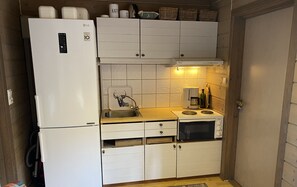 Refrigerador, horno, cafetera y tetera y utensilios de cocina 
