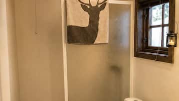 Een douche, handdoeken