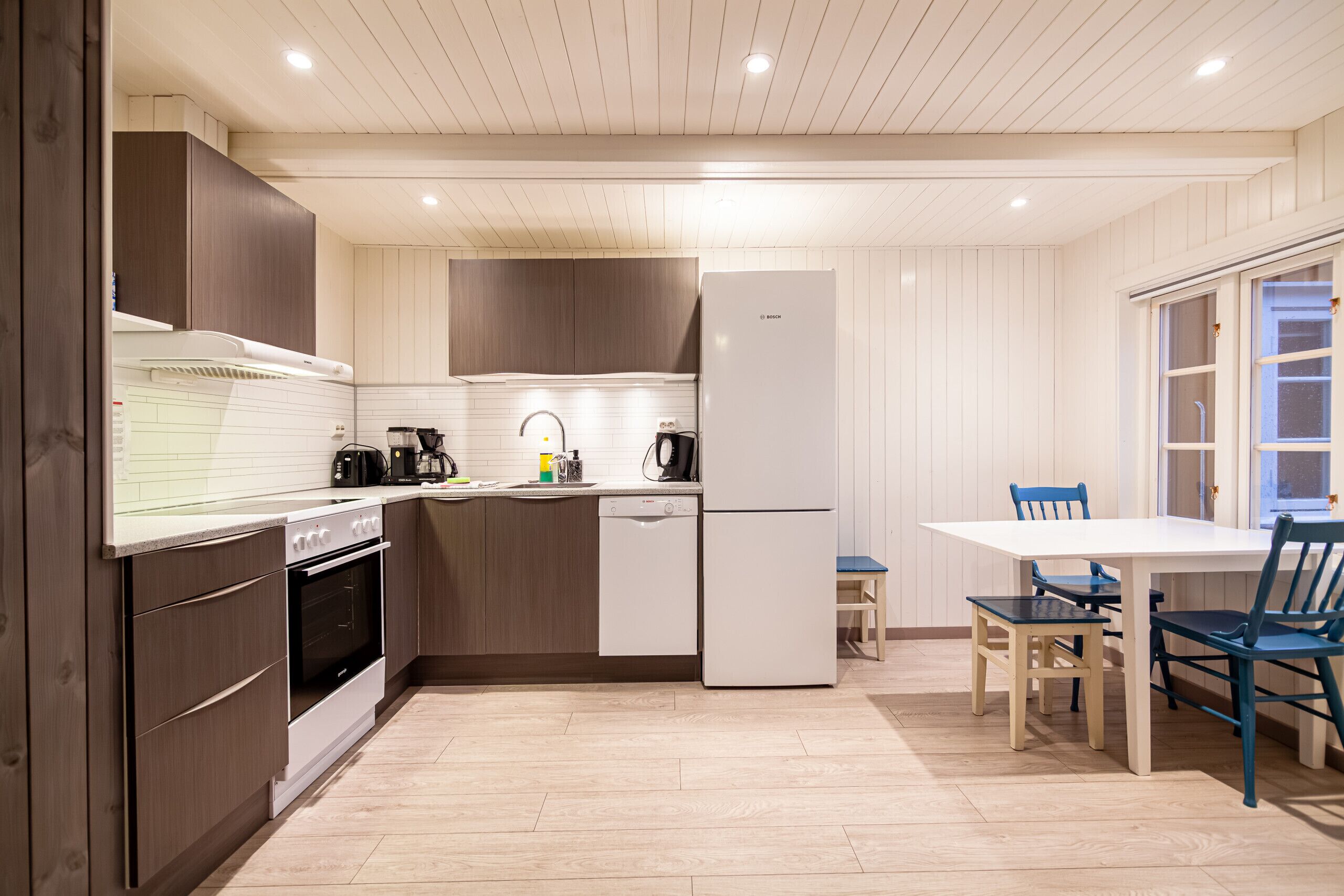 Fridge, oven, dishwasher, coffee/tea maker