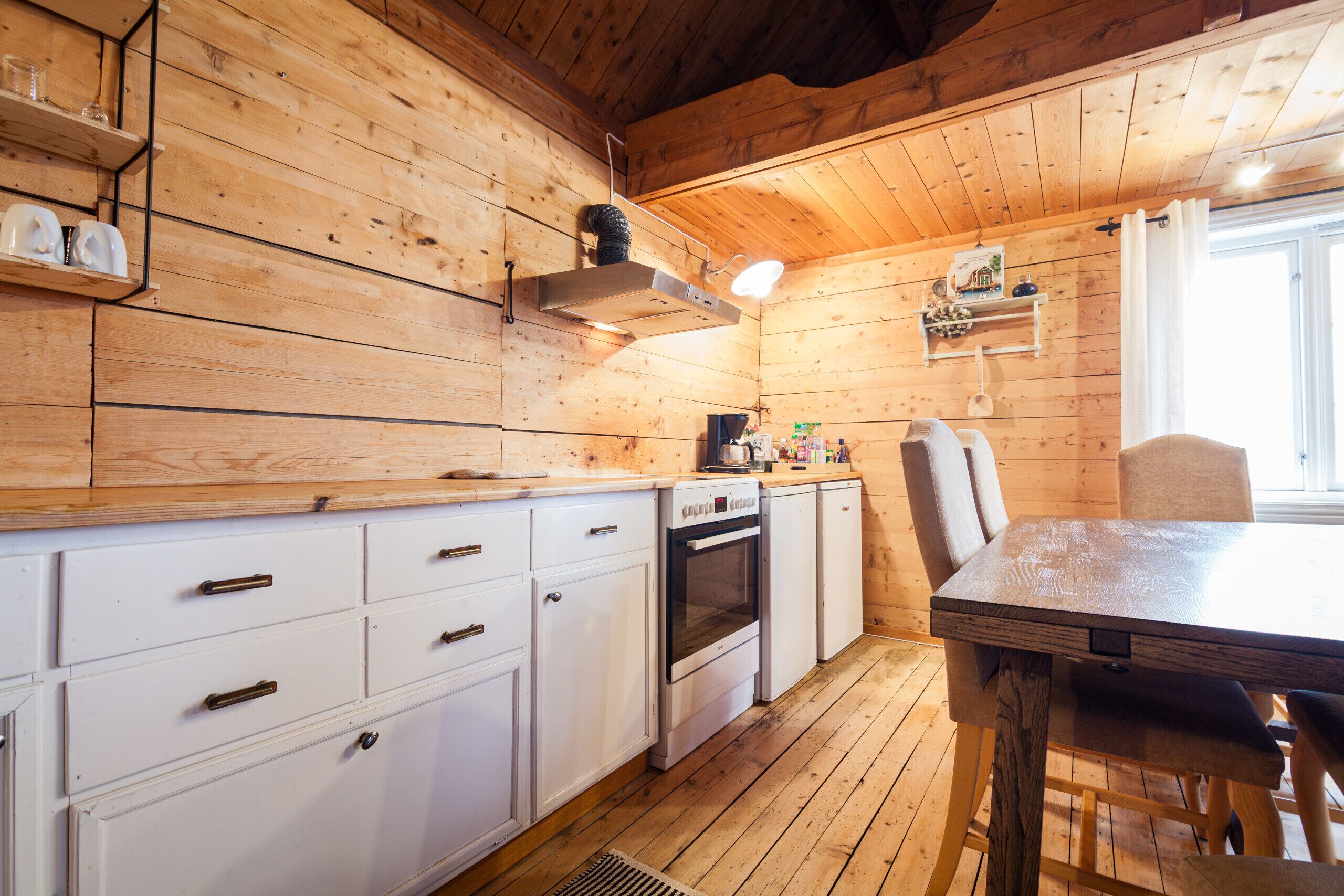 Kühlschrank, Ofen, Geschirrspüler, Wasserkocher mit Kaffee-/Teezubehör