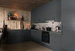 Kühlschrank, Ofen, Geschirrspüler, Wasserkocher mit Kaffee-/Teezubehör