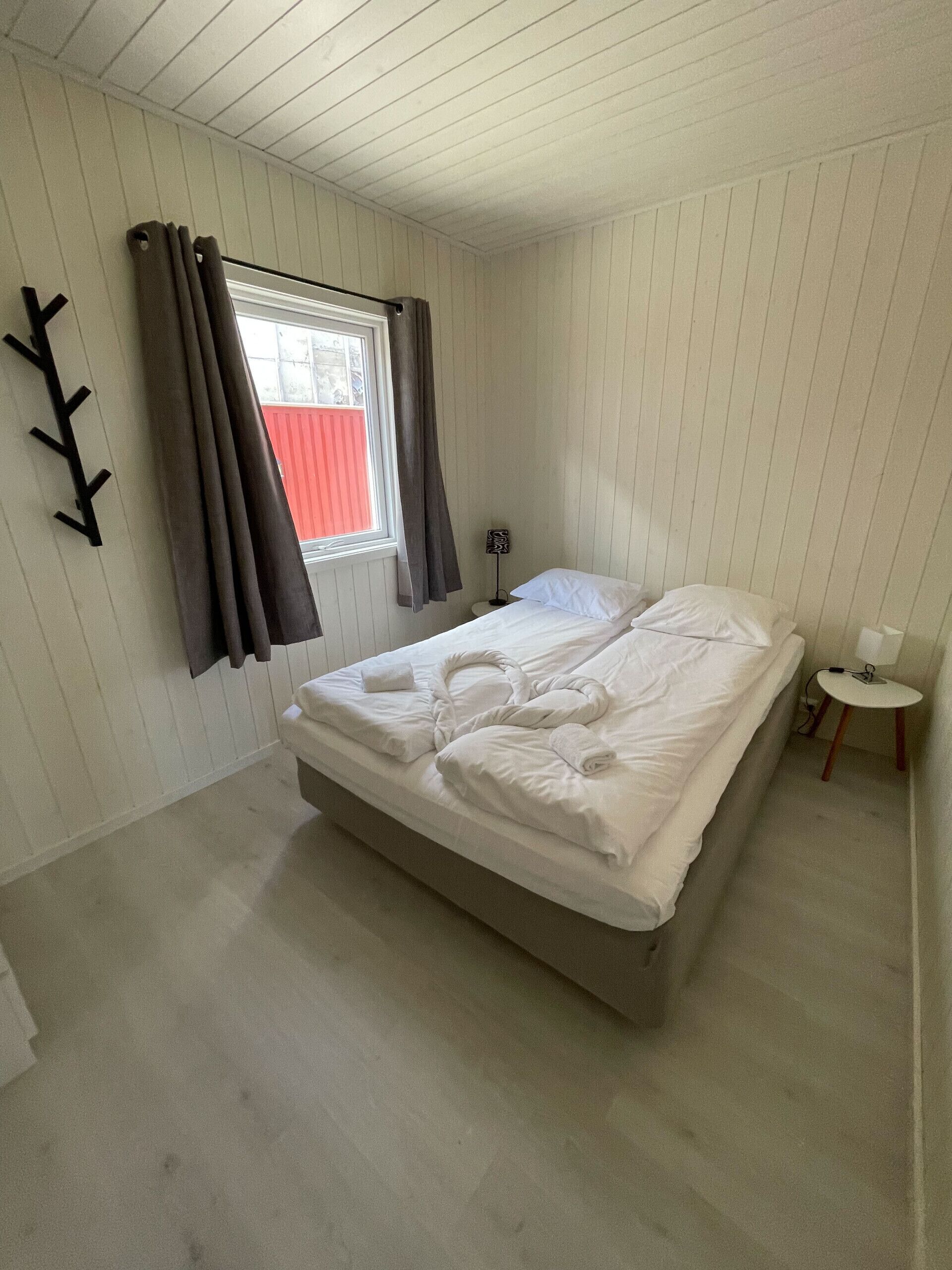 Tabla de planchar con plancha, wifi gratis y ropa de cama 