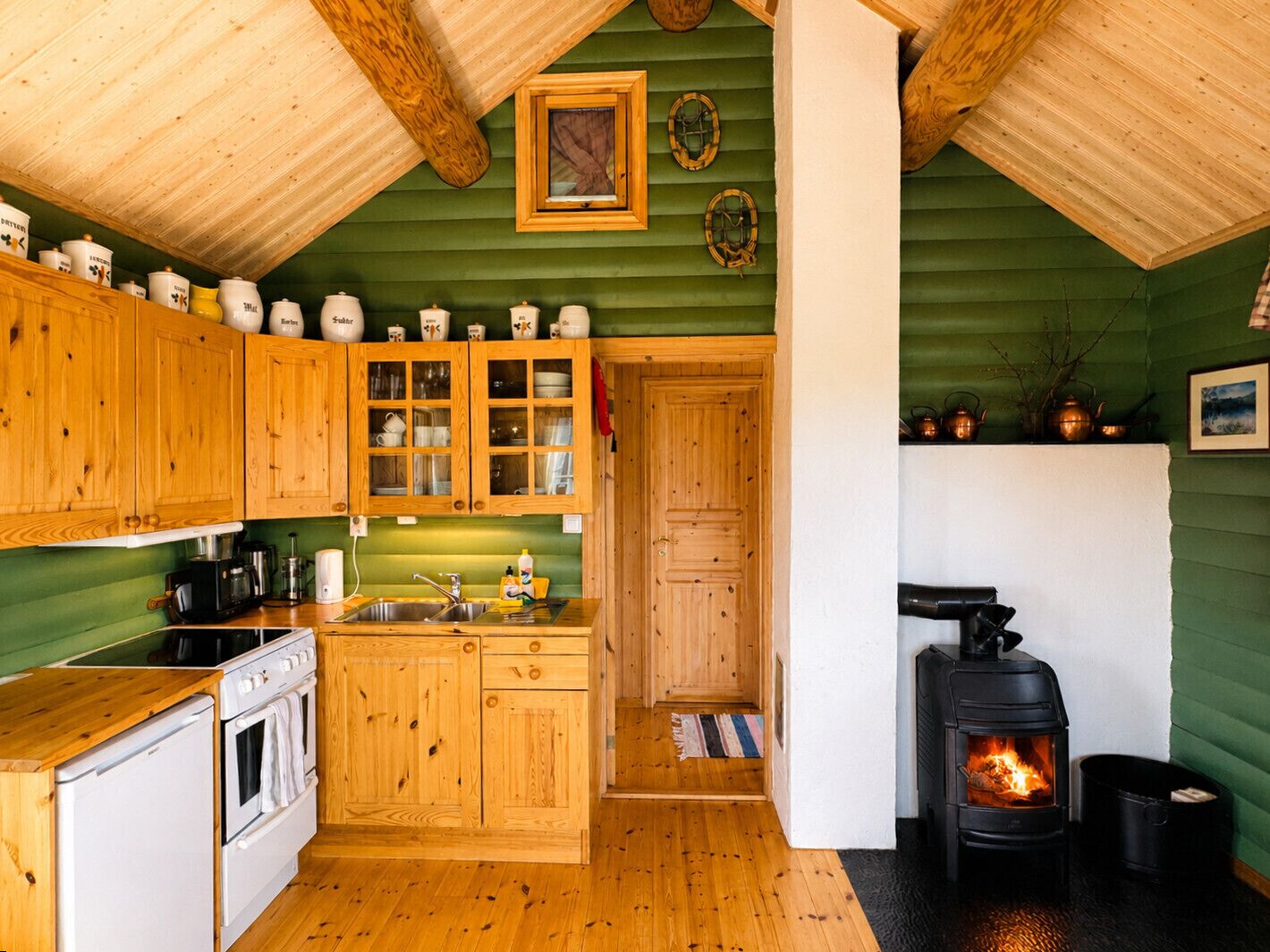 Fridge, oven, coffee/tea maker, electric kettle