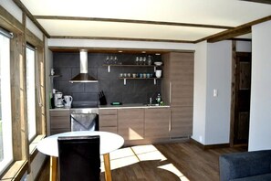 Frigorífic, forn, rentaplats i cafetera i tetera 