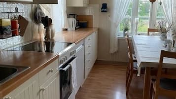 Jääkaappi, uuni, astianpesukone, kahvin-/teenkeitin