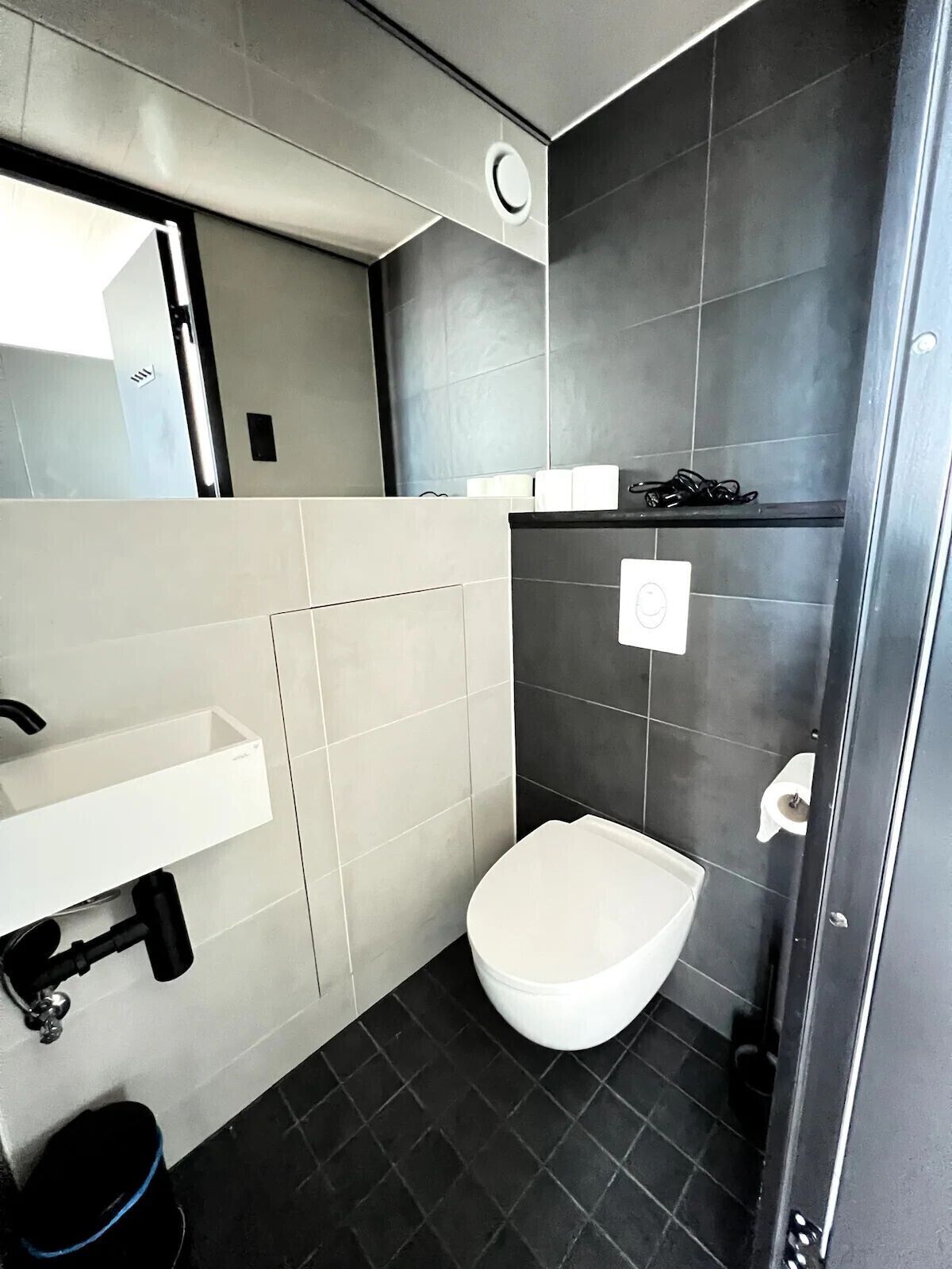 Douche, séchoir à cheveux, serviettes fournies