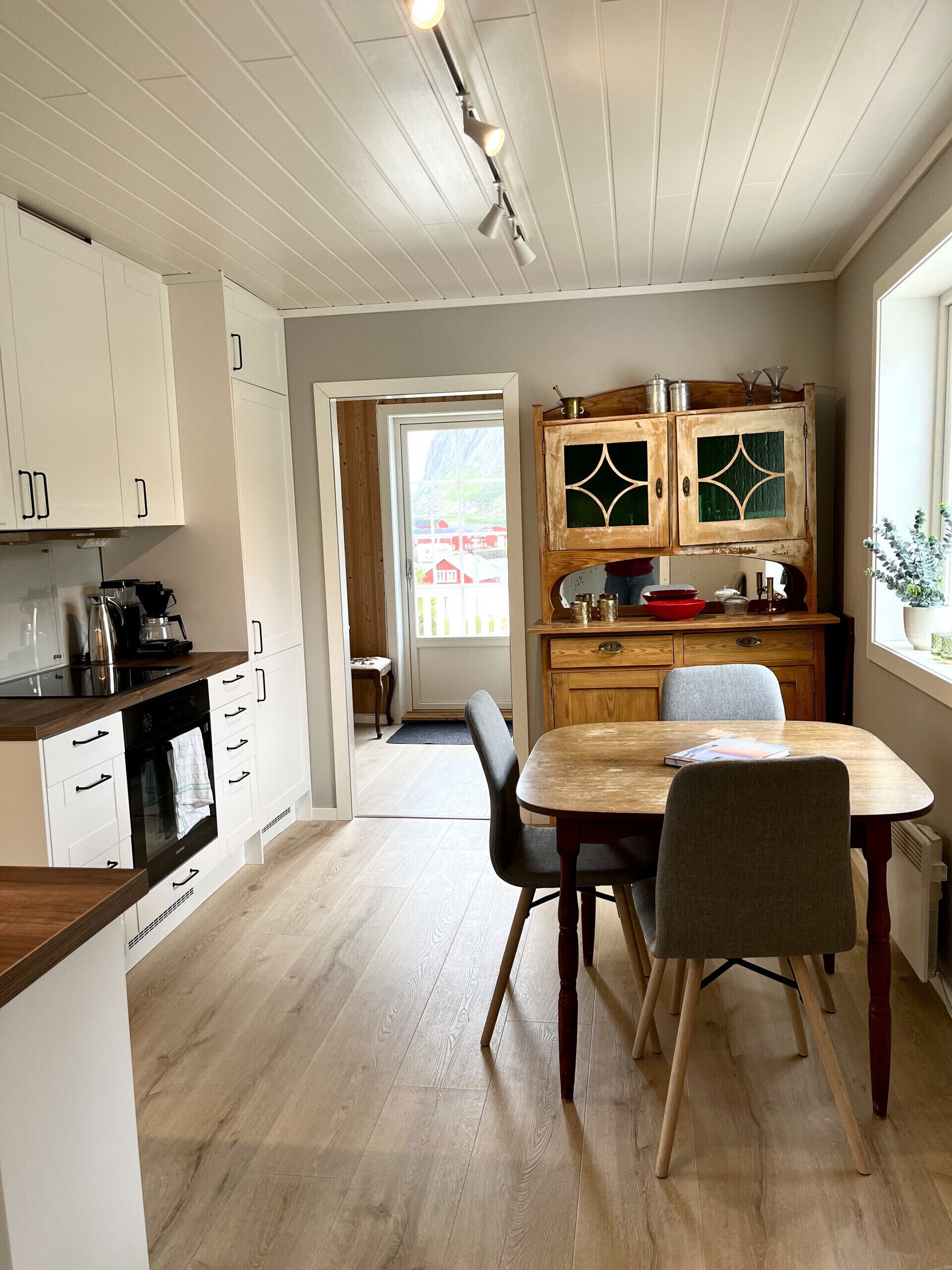 Fridge, oven, dishwasher, coffee/tea maker