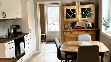 Fridge, oven, dishwasher, coffee/tea maker