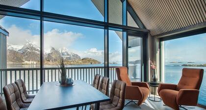 Waterfront apartment at the end of the pier in Henningsvær