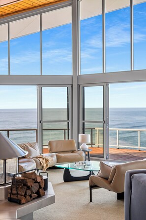 TV, fireplace, ping pong, books - "Opera by the Sea" – A Symphony of Sea & Pool (Forresters Beach)