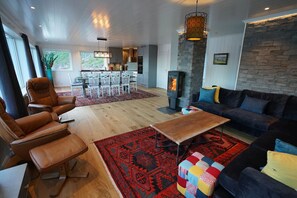 TV, fireplace - Lofoten panoramic luxury home with sauna (Moskenes)