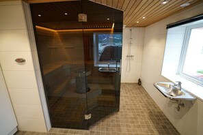 Shower, hair dryer, towels - Lofoten panoramic luxury home with sauna (Moskenes)