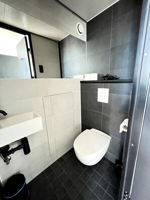 Een douche, een haardroger, handdoeken
