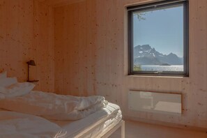 Free WiFi, bed sheets - Minkfarmen: Spacious seaside cabin w/scenic view (Flakstad)