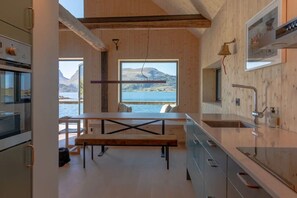 Fridge, oven, dishwasher, coffee/tea maker - Minkfarmen: Spacious seaside cabin w/scenic view (Flakstad)