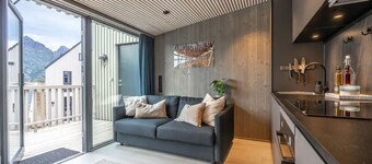 Modern apartment by the sea in Henningsvær