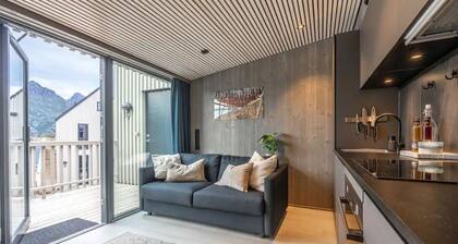 Modern apartment by the sea in Henningsvær