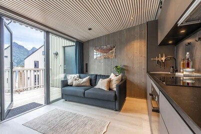 Modern apartment by the sea in Henningsvær