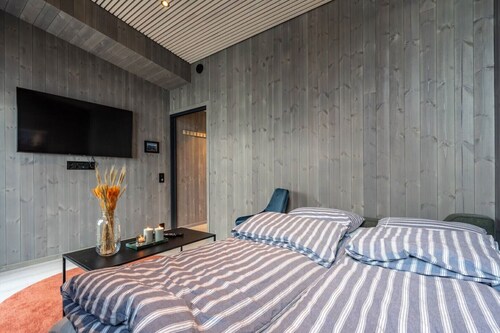 Modern apartment by the sea in Henningsvær