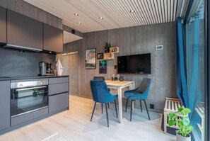 Fridge, oven, dishwasher, electric kettle - Modern apartment by the sea in Henningsvær (Vågan)