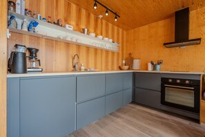 Frigorífico, horno, lavavajillas y cafetera o tetera