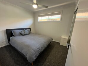 3 chambres, fer et planche à repasser, Wi-Fi gratuit, draps fournis