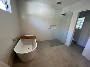 Douche, sèche-cheveux, serviettes fournies, savon
