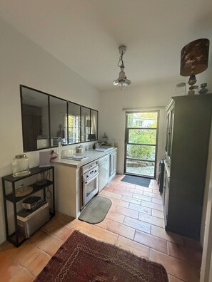 Private kitchen - Spacious 5-bedroom villa, sea view, swimming pool,in adorable Saint-Jeannet (Saint-Jeannet)