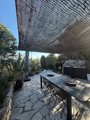 Outdoor dining - Spacious 5-bedroom villa, sea view, swimming pool,in adorable Saint-Jeannet (Saint-Jeannet)