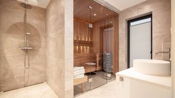 Een douche, een bubbelbad, een haardroger, handdoeken