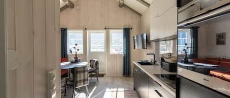 Kjøleskap, ovn, oppvaskmaskin og vannkoker