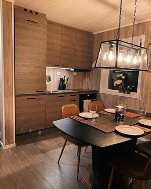 Kühlschrank, Ofen, Geschirrspüler, Wasserkocher mit Kaffee-/Teezubehör