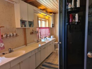 Bathroom - Peaceful property with spectacular sea view (Vestvågøy)