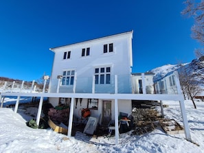 Exterior - Peaceful property with spectacular sea view (Vestvågøy)