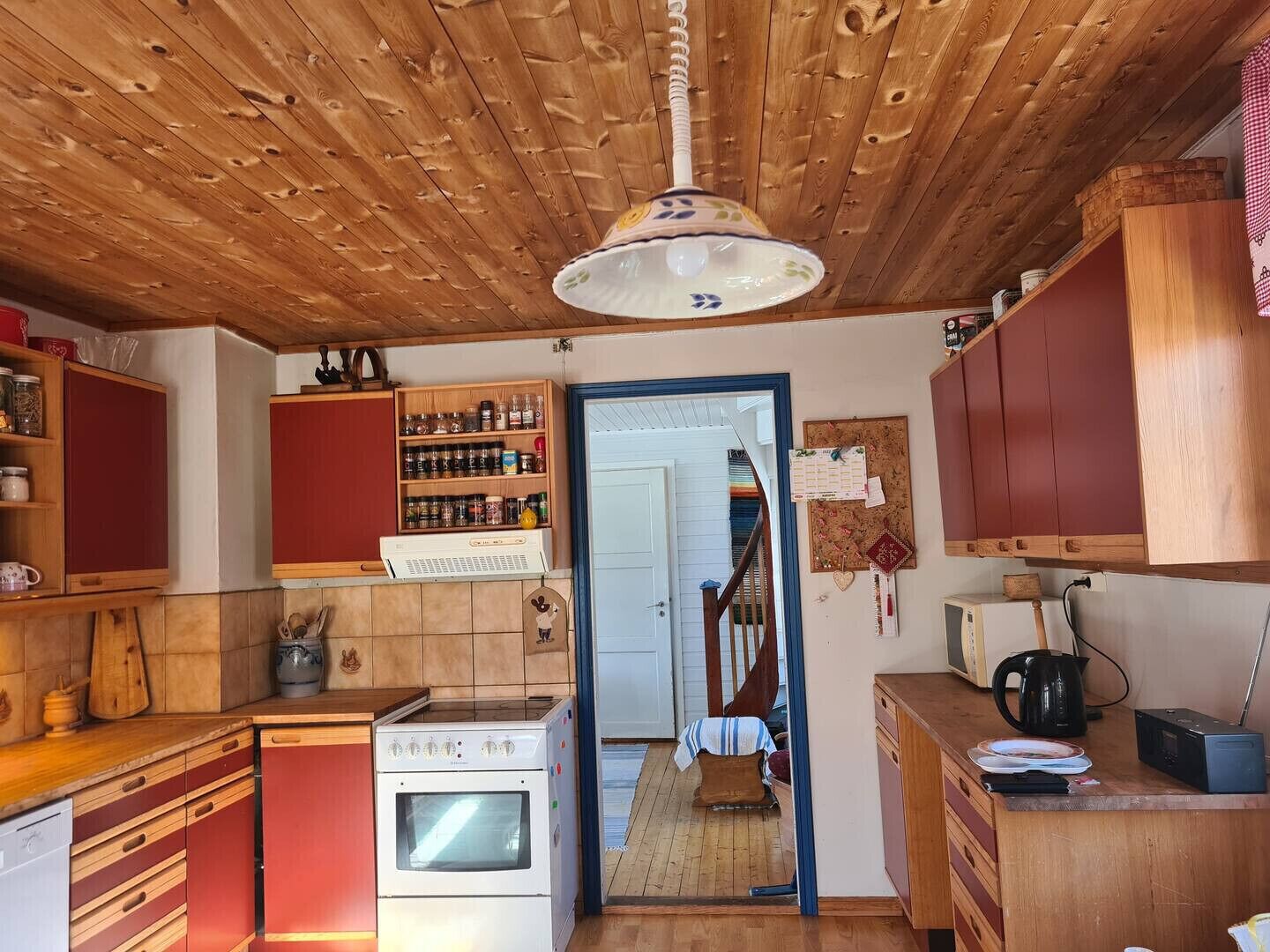 Jääkaappi, mikroaaltouuni, uuni, astianpesukone