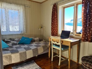 Room - Peaceful property with spectacular sea view (Vestvågøy)