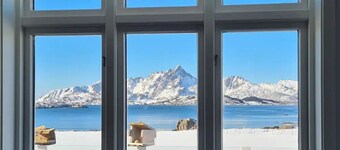 Peaceful property with spectacular sea view