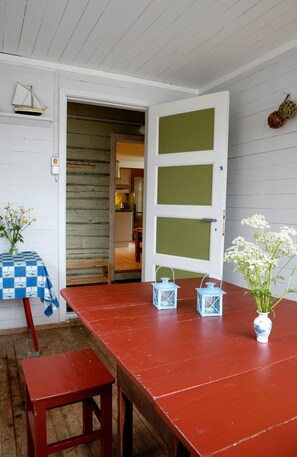 Outdoor dining - Rorbu i fiskeværet Ballstad (Vestvågøy)